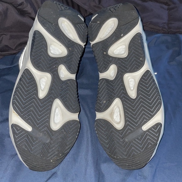 COPY - Selling a used pair of yeezy 700V2 static - Picture 4 of 9
